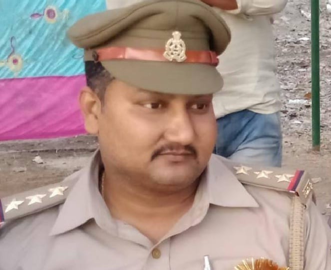 न्याय को आए थे, मदद देकर  इंस्पेक्टर ने जीत लिया दिल