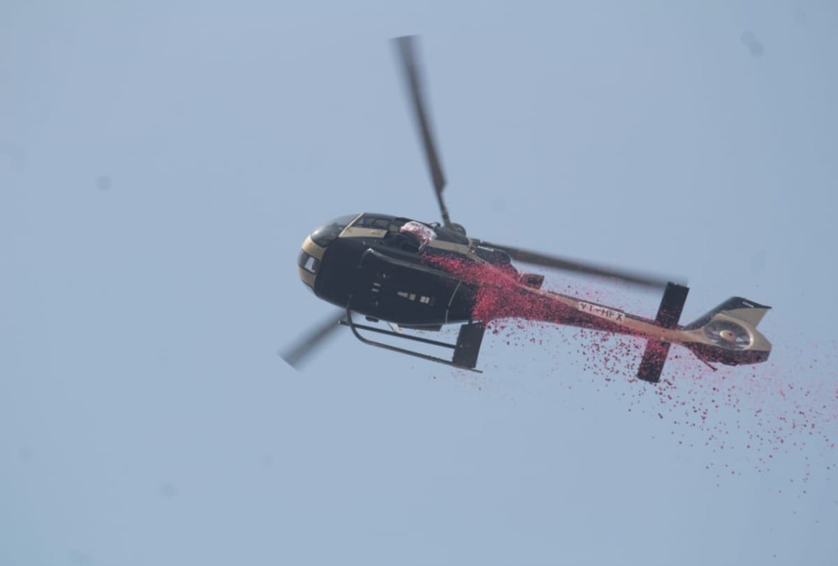 Kumbh Mela 2019 vasant panchami snan in prayagraj kumbh Flowers raining by helicopter