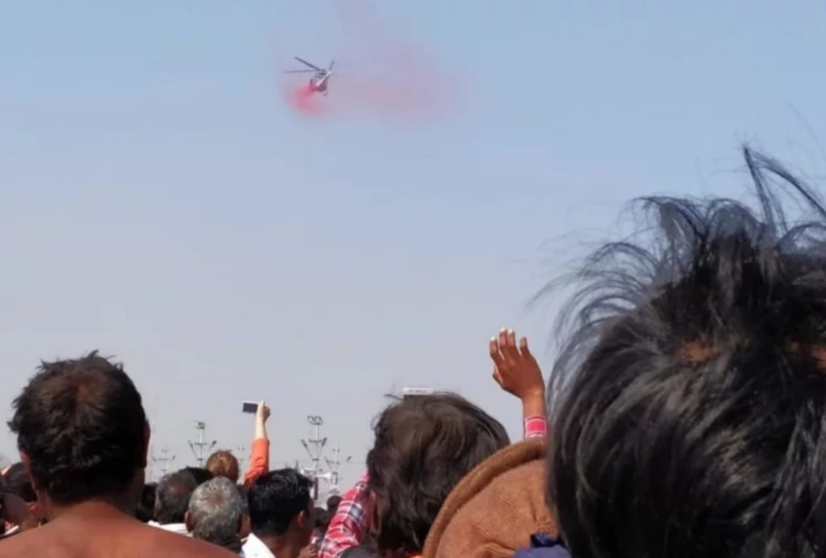 Kumbh 2019: First time flower showering by helicopter in kumbh prayagraj devotees extremely pleased