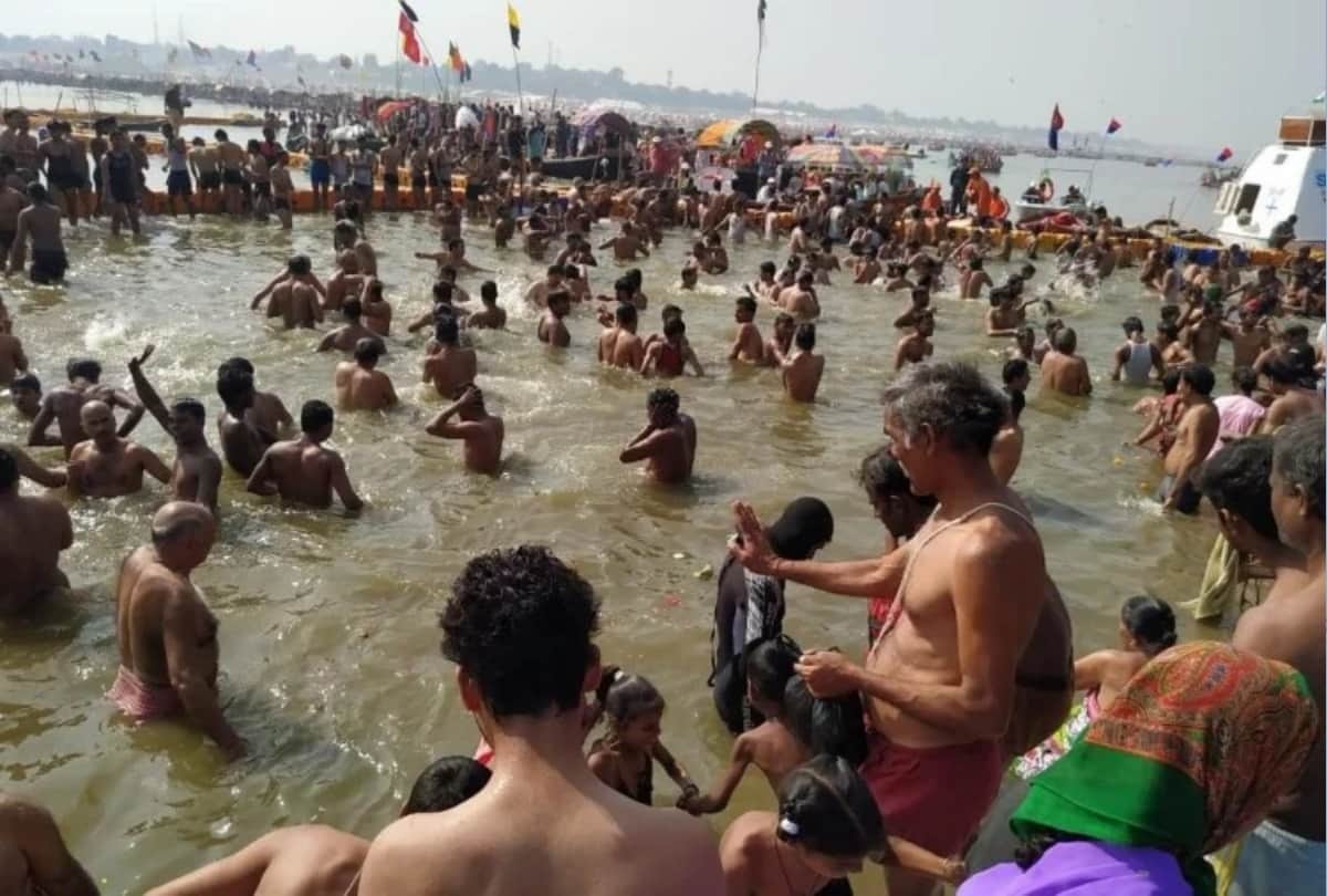Kumbh Mela 2019 vasant panchami snan in prayagraj kumbh Flowers raining by helicopter