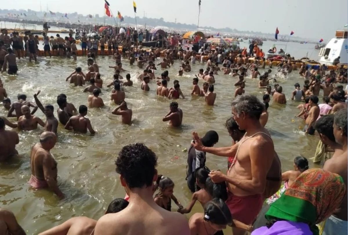 Kumbh Mela 2019 vasant panchami snan in prayagraj kumbh Flowers raining by helicopter
