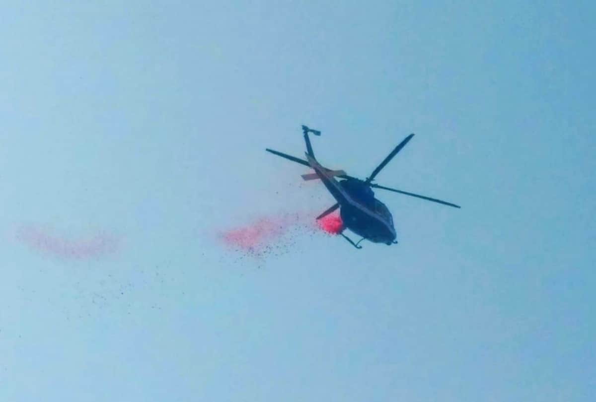 Kumbh Mela 2019 vasant panchami snan in prayagraj kumbh Flowers raining by helicopter