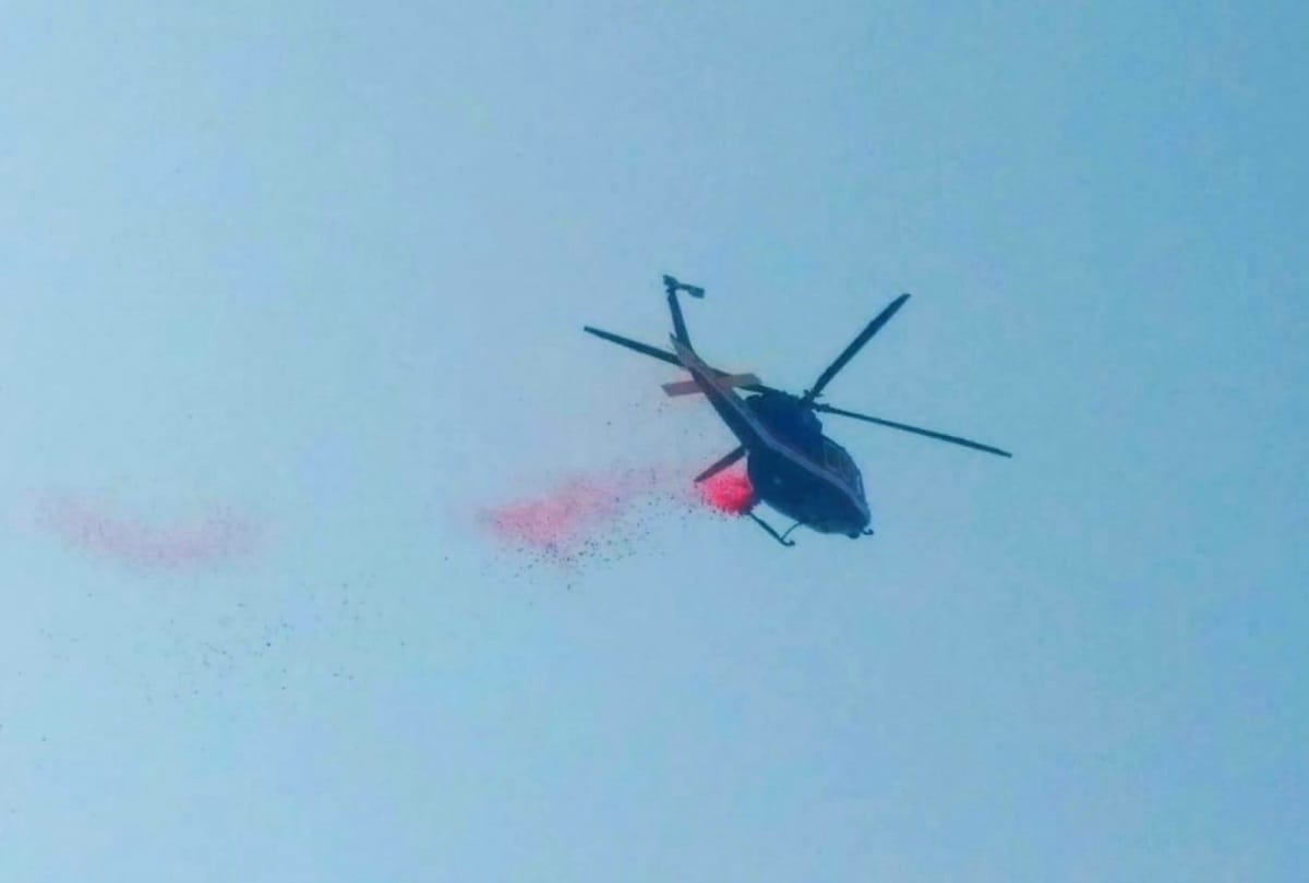 Kumbh Mela 2019 vasant panchami snan in prayagraj kumbh Flowers raining by helicopter