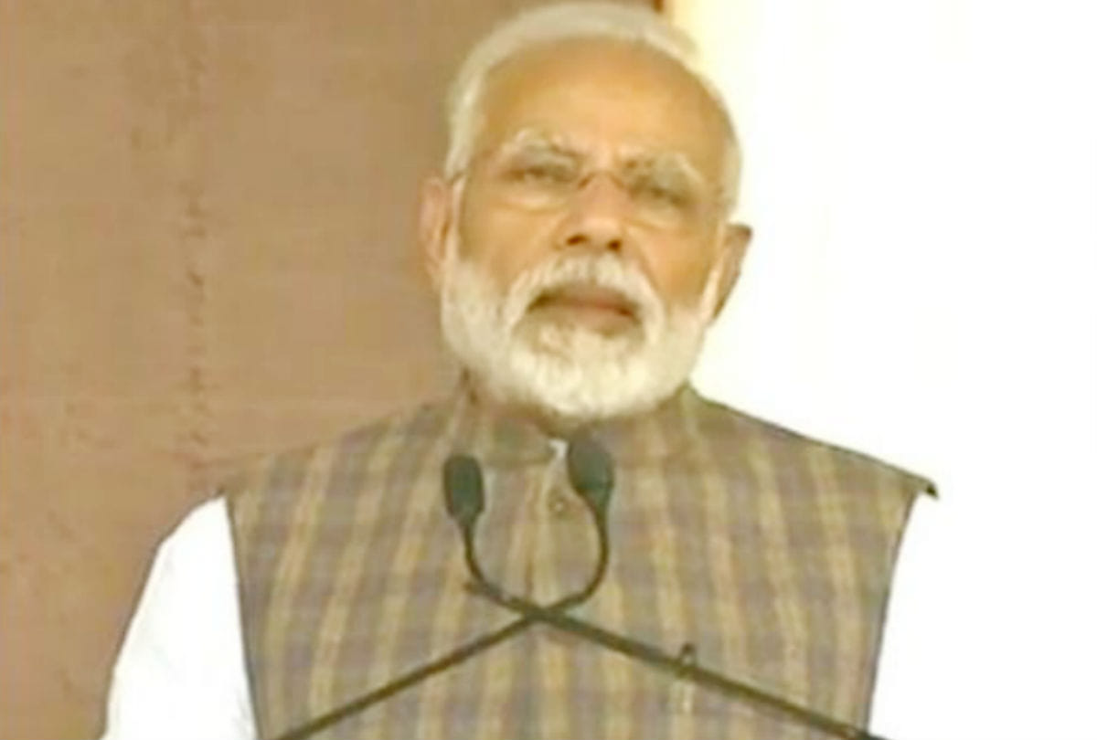 Pm Narendra Modi serve meal to children in Akshaya Patra Foundation vrindavan