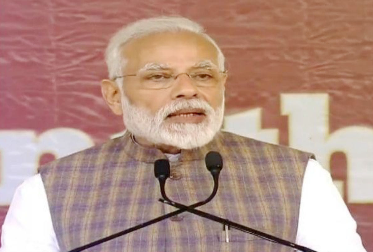 Pm Narendra Modi serve meal to children in Akshaya Patra Foundation vrindavan