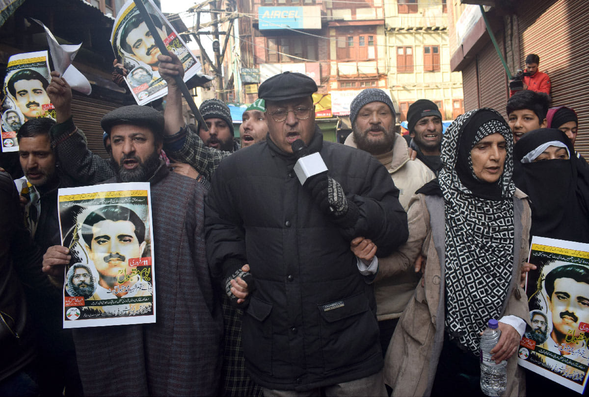 Jammu and Kashmir: Shutdown called by separatists hinders normal life in Valley