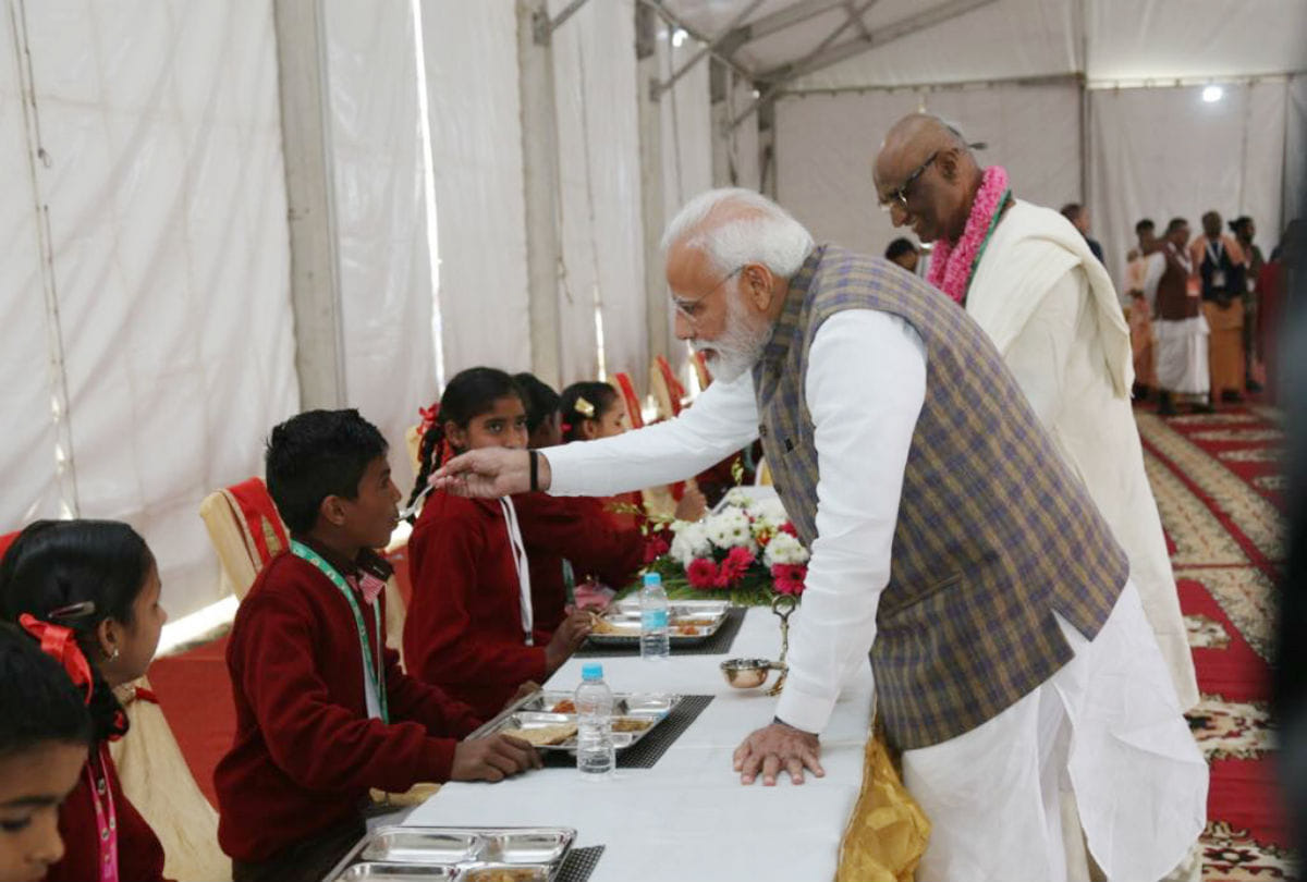 narendra modi, ram naik and yogi adityanath serving meal to children