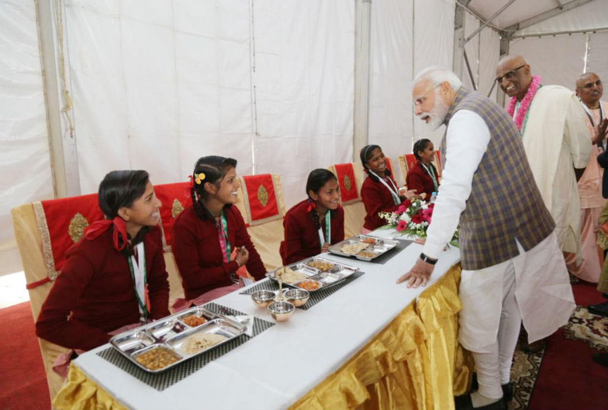 Pm Narendra Modi serve meal to children in Akshaya Patra Foundation vrindavan