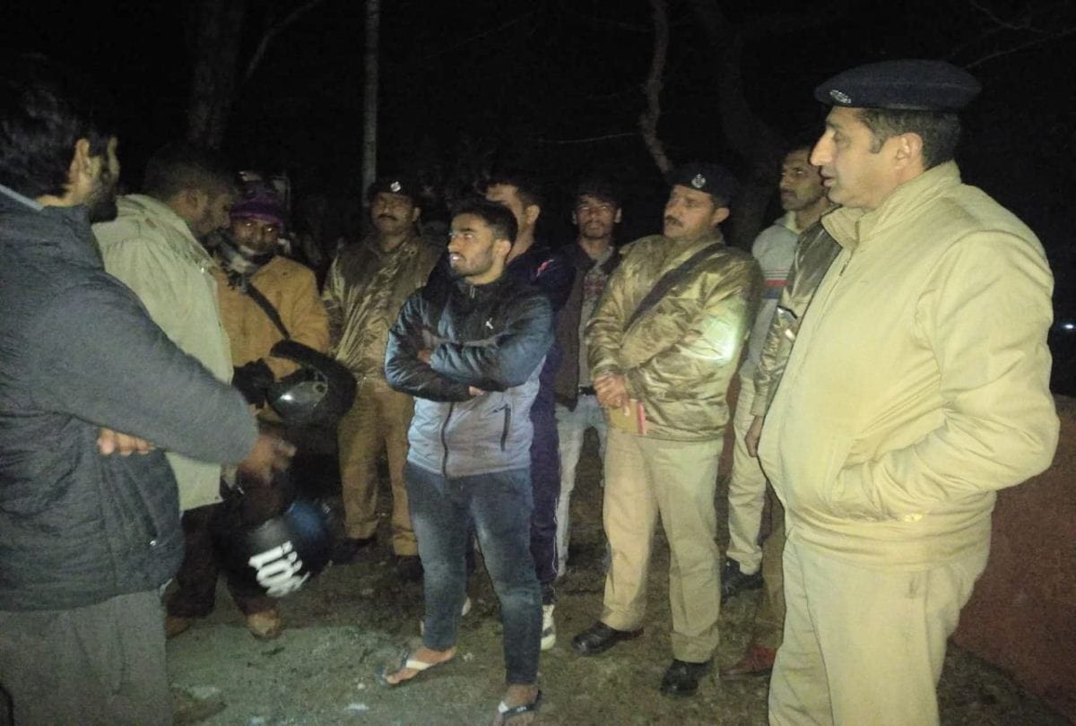 fire broke out in a car in sirmour himachal