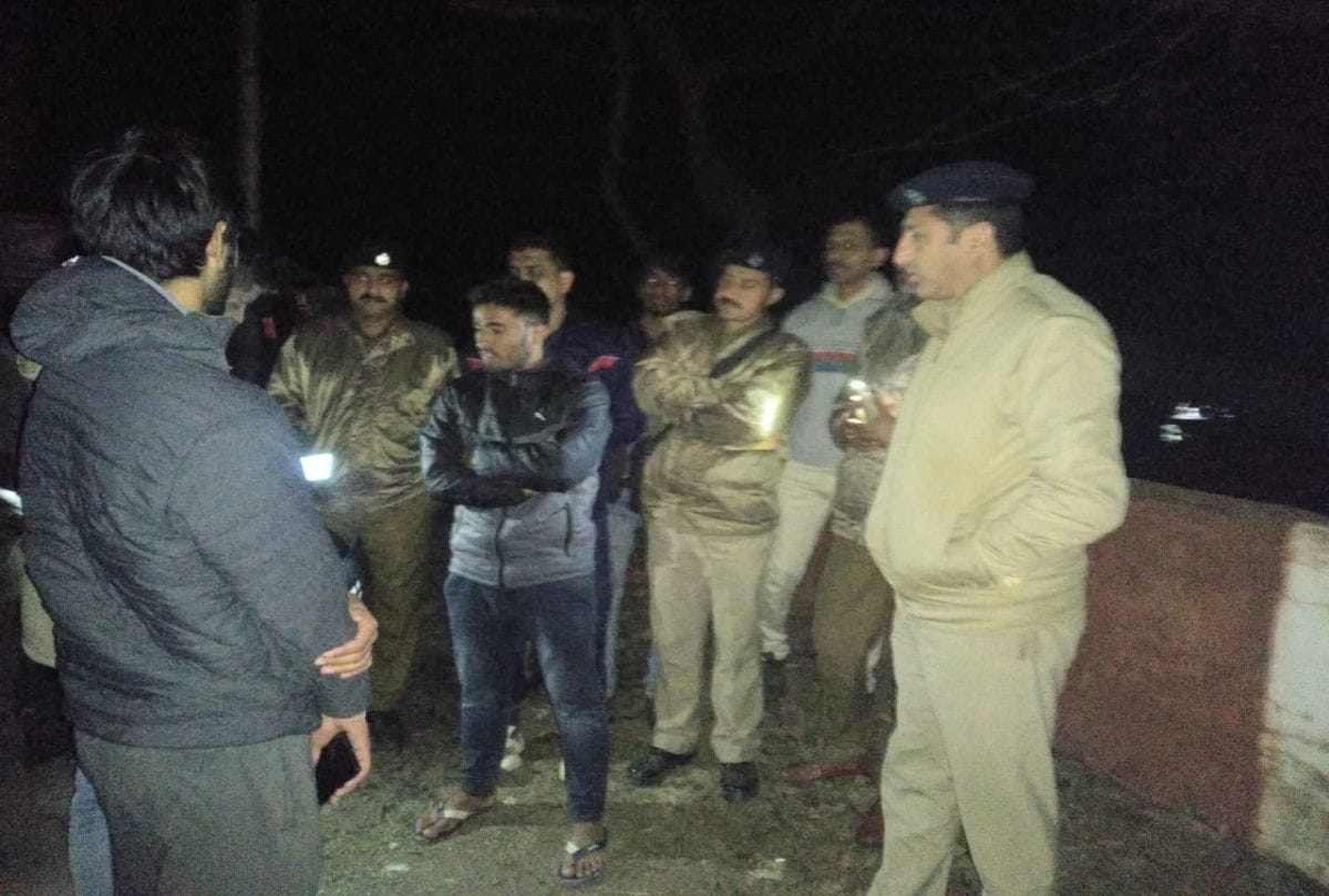 fire broke out in a car in sirmour himachal