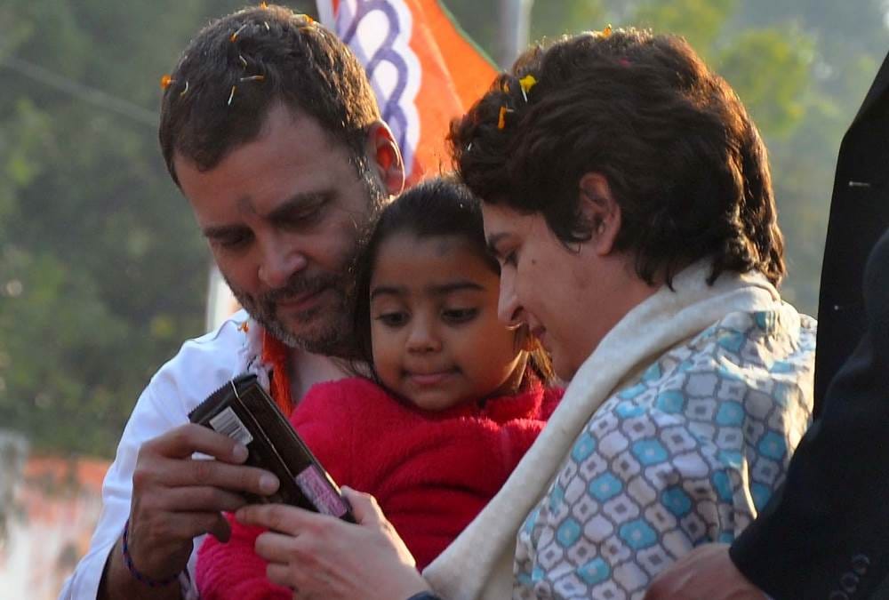 priyanka and rahul flied rafale jet during road show in lucknow