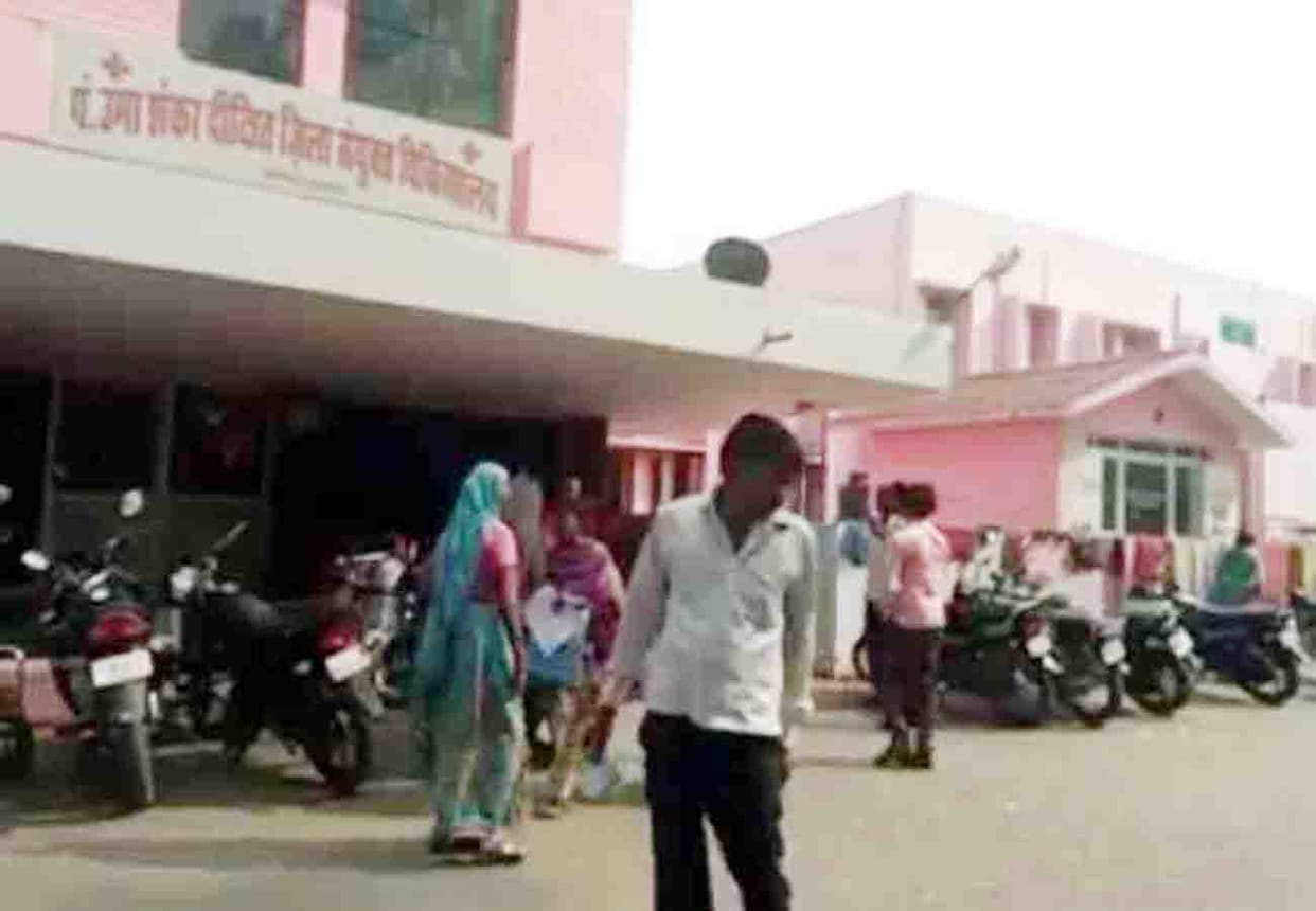 Shameful act of doctors in District Women Hospital Unnao