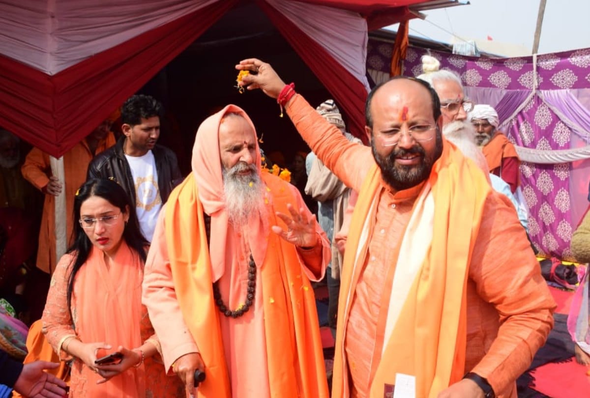 Kumbh 2019: Saints Play Flower holy in kumbh mela prayagraj