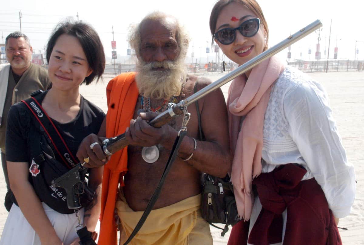 Hollywood actress at Sangam Kumbh Mela with Bandhundhari Baba