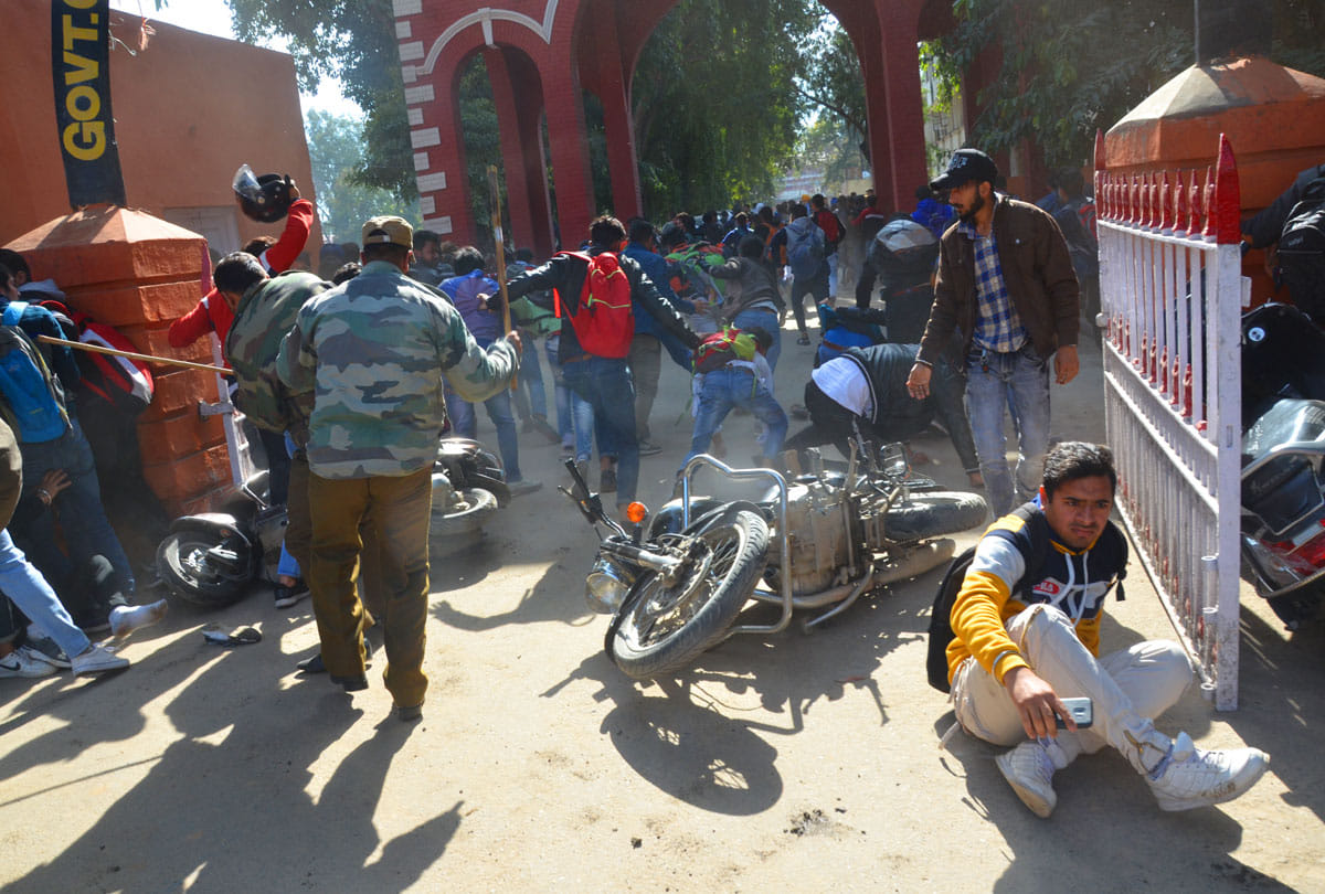 passengers of kashmir raised pro pakistan slogans in jammu, students of college protest