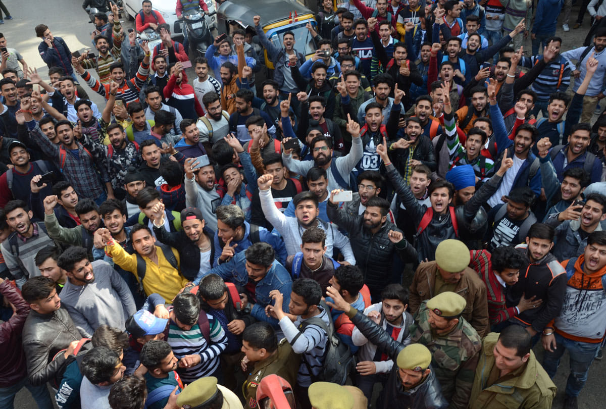passengers of kashmir raised pro pakistan slogans in jammu, students of college protest
