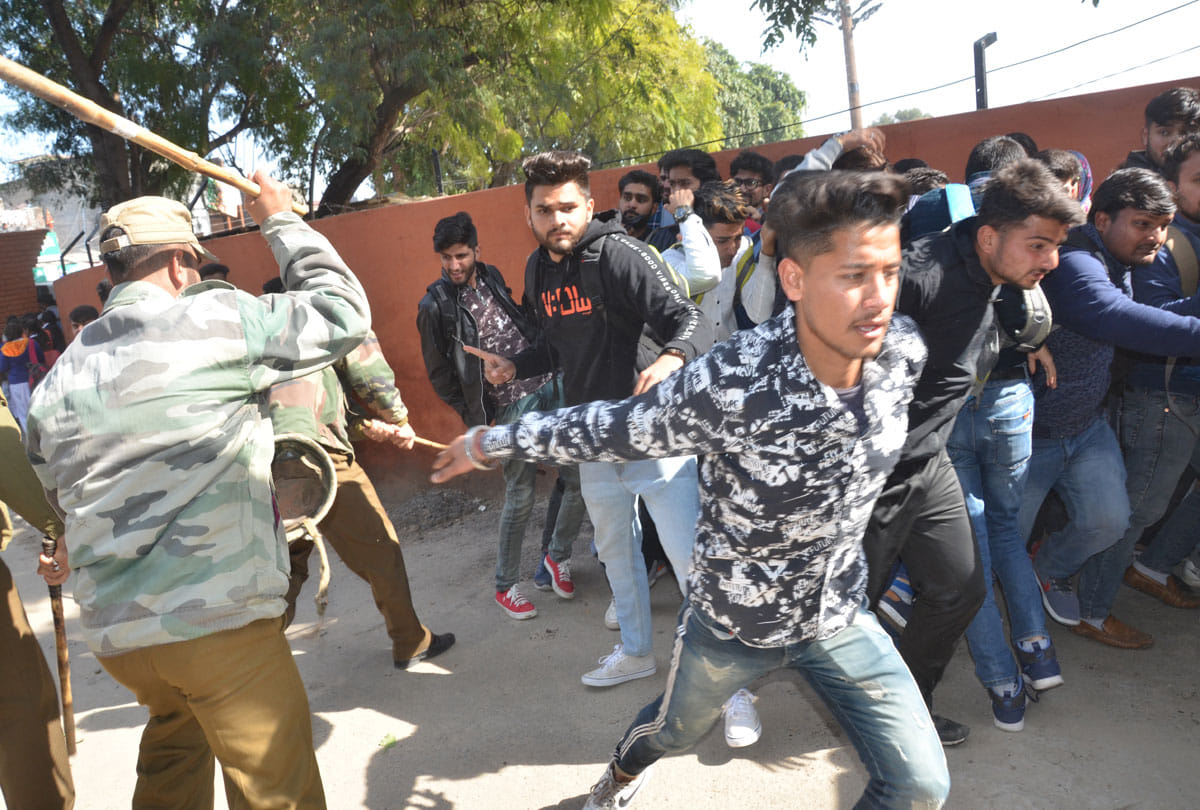 passengers of kashmir raised pro pakistan slogans in jammu, students of college protested