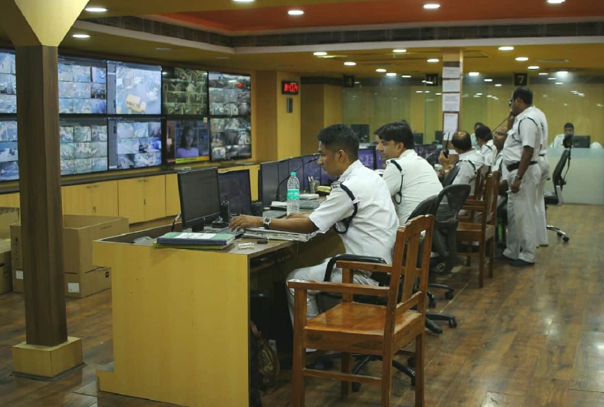 Strange story why kolkata police wear white uniform instead of Khaki
