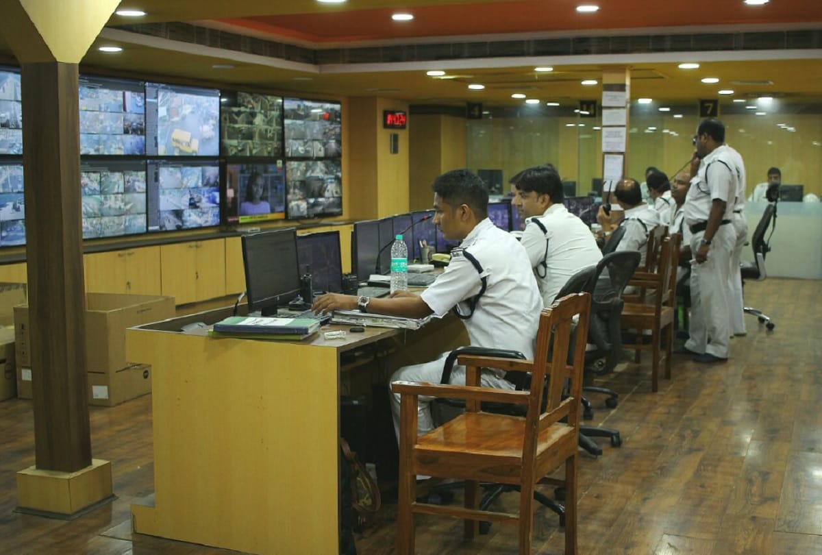 Strange story why kolkata police wear white uniform instead of Khaki