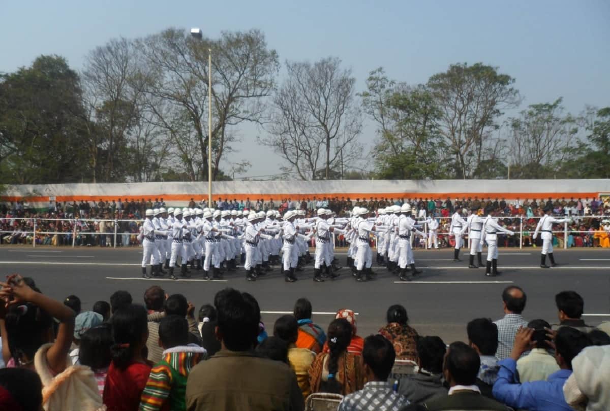 Strange story why kolkata police wear white uniform instead of Khaki