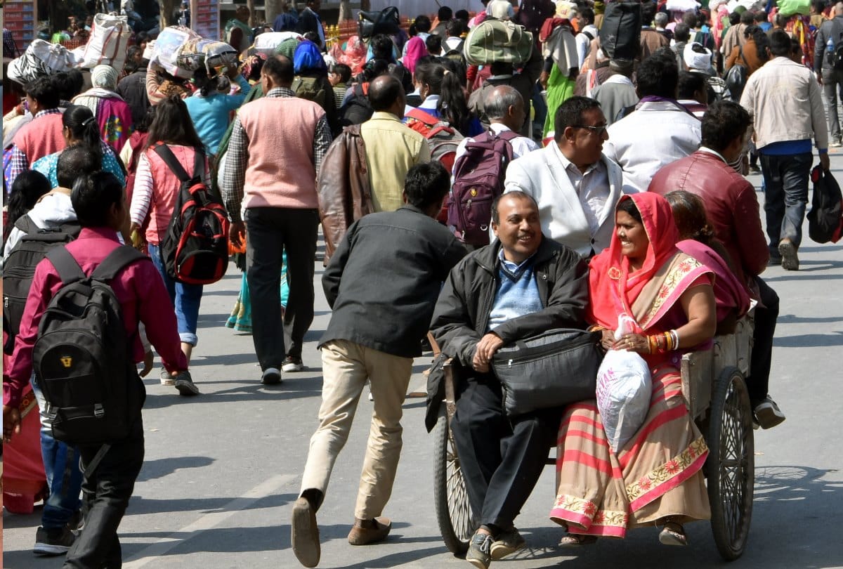 Heavy traffic jam in prayagraj city after kumbh mela vasant panchami snan