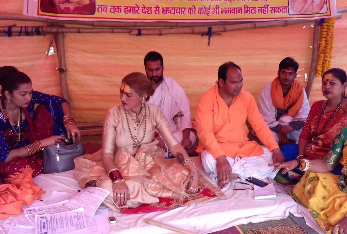 Kumbh 2019: Protest against vedanti maharaj for comment on Maharishi Valmiki during katha
