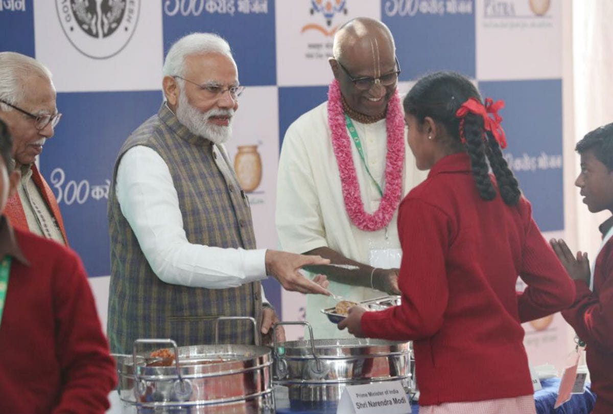 narendra modi, ram naik and yogi adityanath serving meal to children