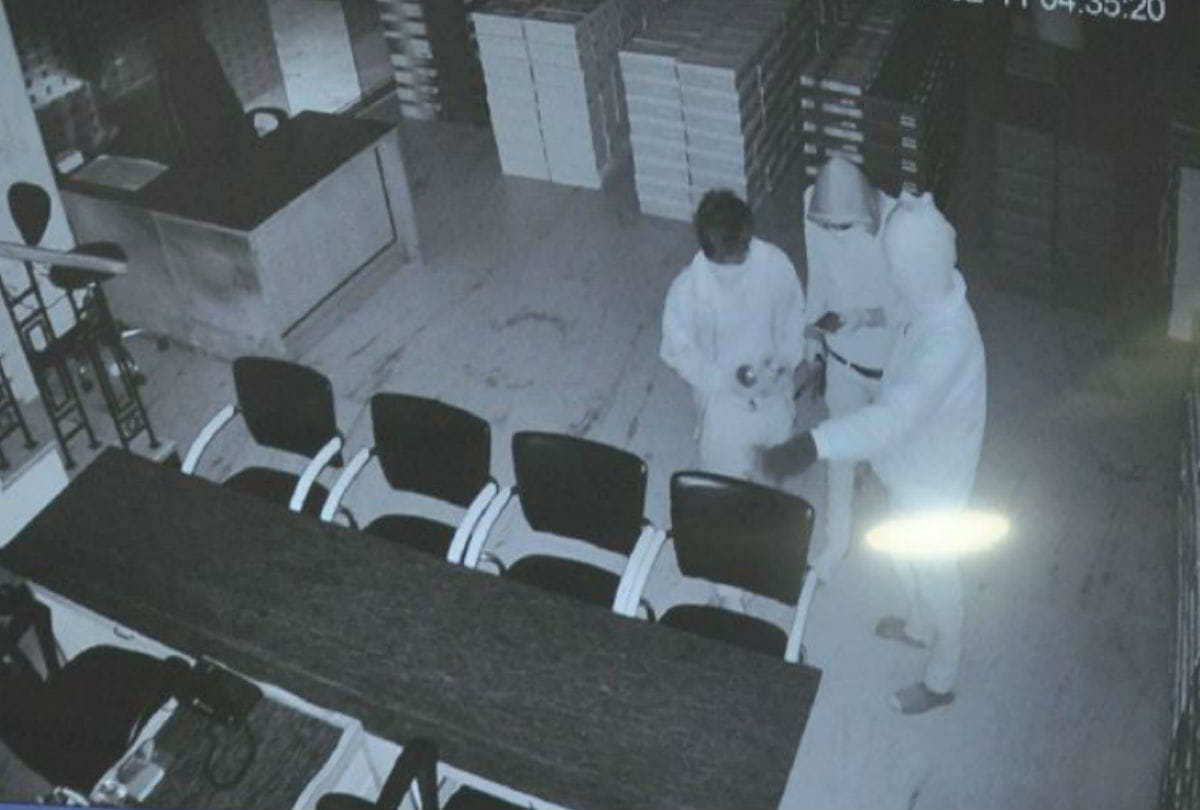 Thieves steal nine and half lakh rupees from shoe company's office in agra