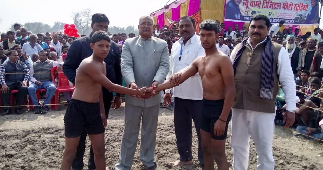 कुश्ती प्रतियोगिता में पहलवानों ने दिखाया दम