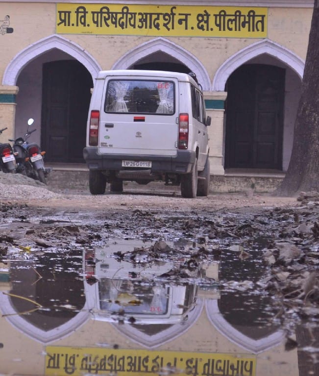 नीचे विद्या अर्जन, ऊपर नाचती मौत