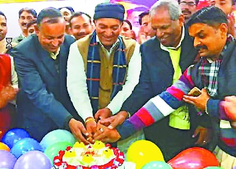 केक काटकर मनाया शिवपाल का जन्म दिन