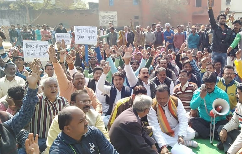 Yogi adityanath end Councilor protest against district magistrate in mirzapur