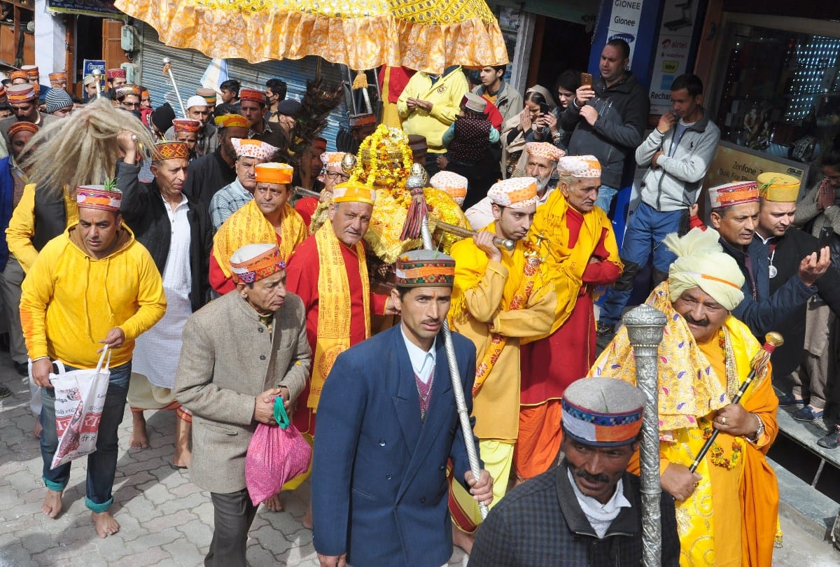 लाव-लश्कर के साथ निकली भगवान रघुनाथ की रथयात्रा