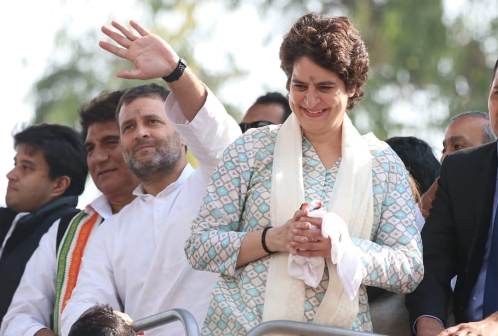 pics of priyanaka gandhi road show in lucknow.