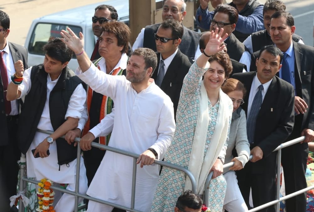 pics of priyanaka gandhi road show in lucknow.