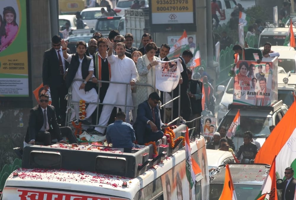 pics of priyanaka gandhi road show in lucknow.