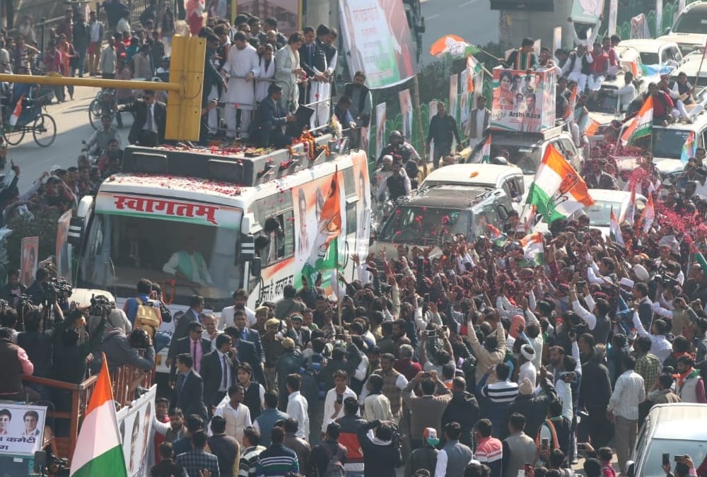 pics of priyanaka gandhi road show in lucknow.