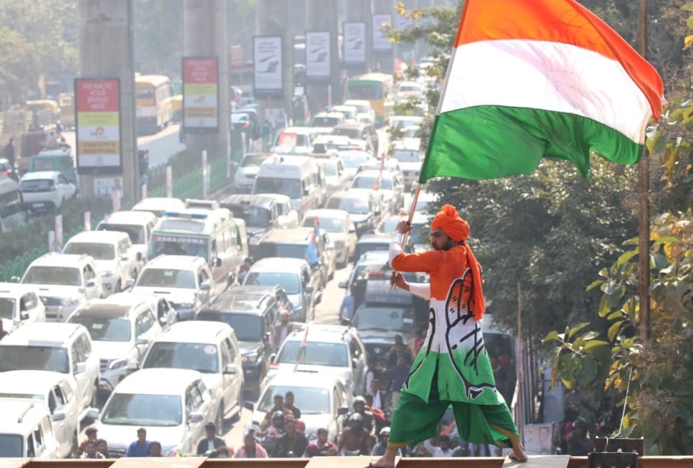pics of priyanaka gandhi road show in lucknow.