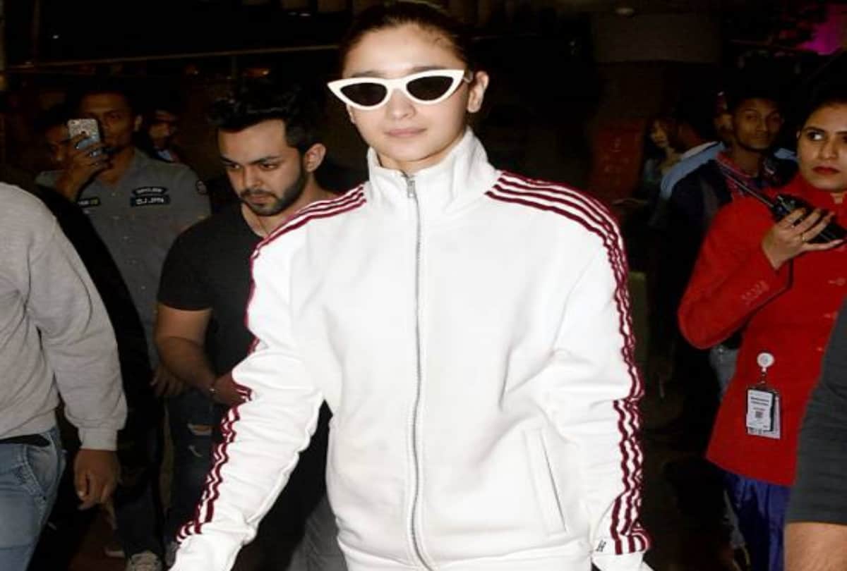 alia and ranveer spotted on airport