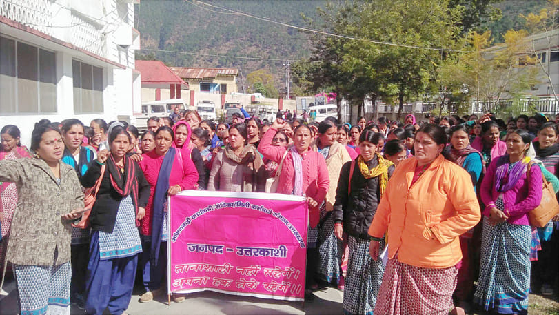 लंबित मांगों को लेकर आंगनबाड़ी कार्यकत्रियों ने किया प्रदर्शन