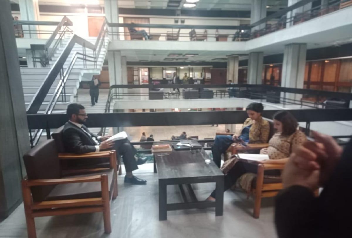 Twitter team representatives arrive at Parliament, Committee  has called with CEO on 25 february