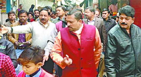 सड़क पर उतरी जनता तो दौड़े नगर निगम वाले