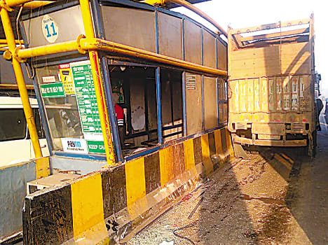Truck collides with three vehicles on toll plaza