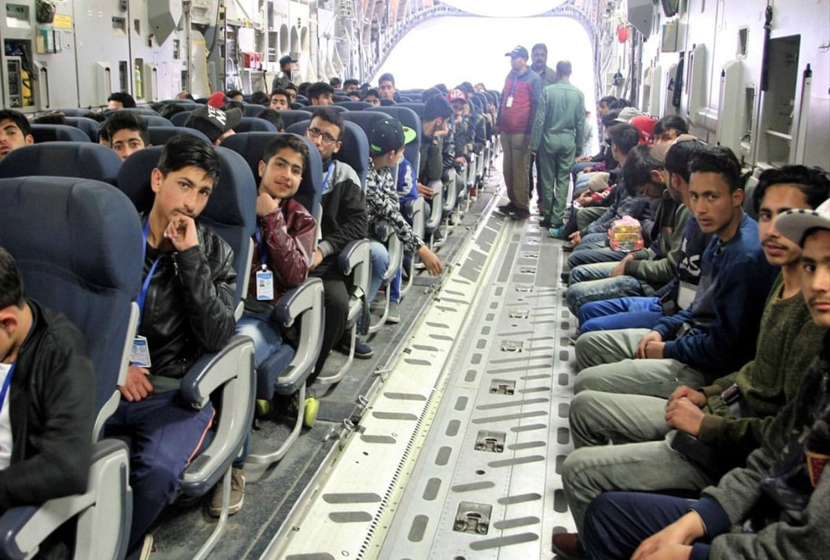 indian airforce airlifted 707 people from jammu to srinagar, as highway is closed due to landslide