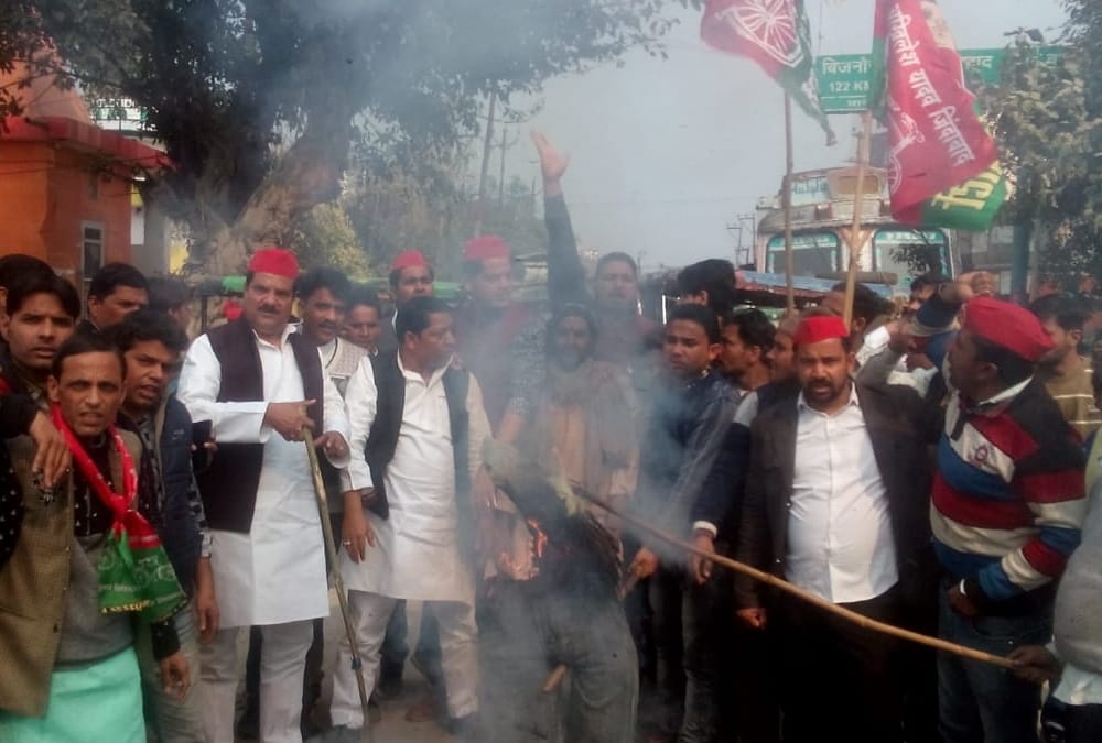 samajwadi party protest on stopping akhilesh yadav on lucknow airport.