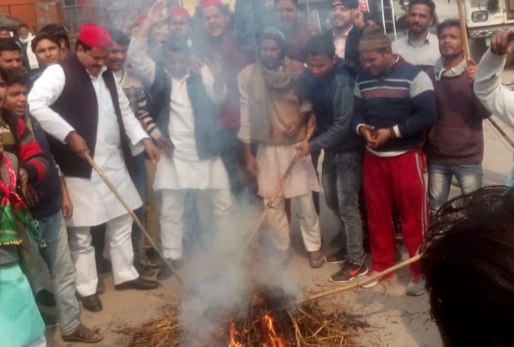 samajwadi party protest on stopping akhilesh yadav on lucknow airport.