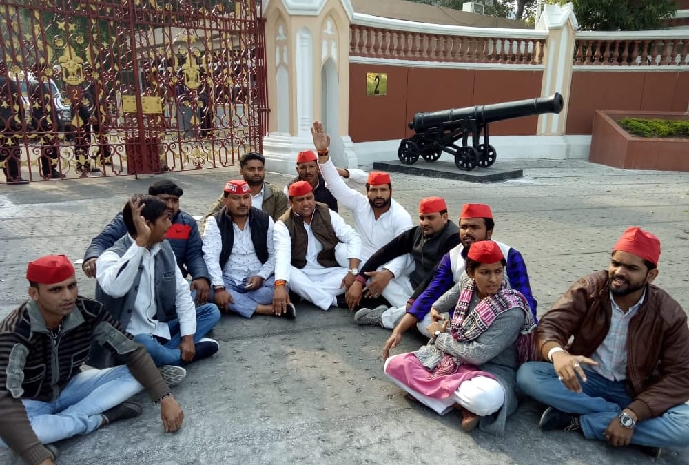 samajwadi party protest on stopping akhilesh yadav on lucknow airport.