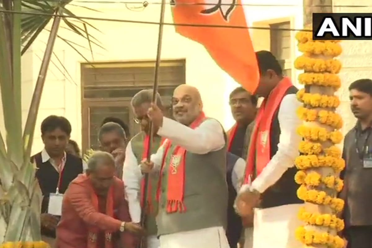 Amit Shah flags off Mera Pariwar, Bhajpa Pariwar campaign from his residence