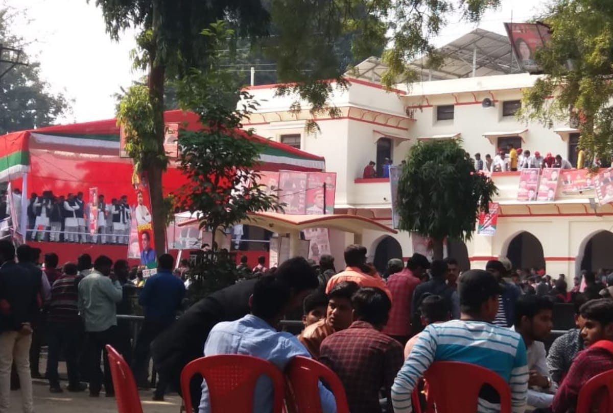 ex cm akhilesh yadav program cancel after heavy crowd student in allahabad university