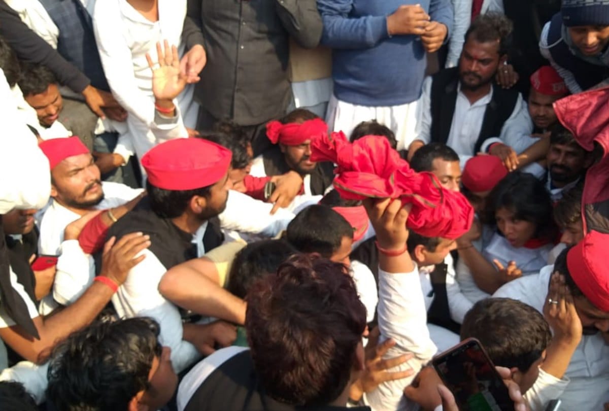 ex cm akhilesh yadav program cancel after heavy crowd student in allahabad university